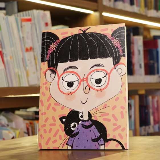 Kedi Seven Gözlüklü Kız Temalı Ince Kapaklı Defter (ÇİZGİSİZ)
